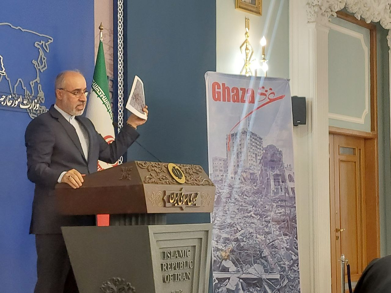 سخنگوی وزارت امور خارجه با این اقدام خبرنگاران را غافلگیر کرد / عکس 2