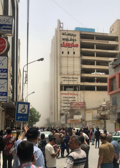 لحظه ریزش برج دوقلو متروپل آبادان + فیلم و عکس