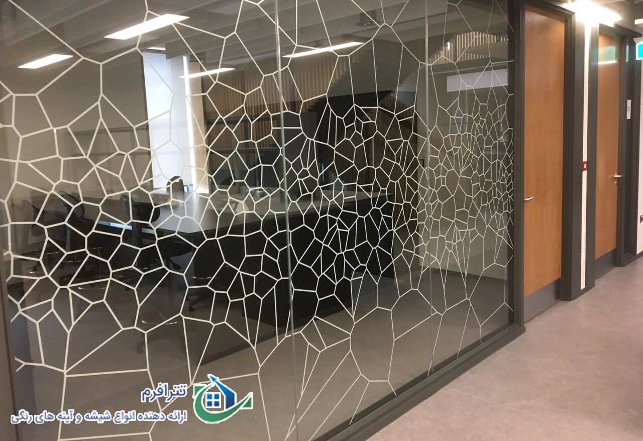 Figure 1پارتیشن شیشه ای طرح دار تترافرم