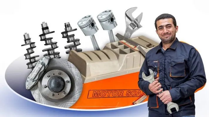 تصویری از مدرس رشته مکانیک خودرو فنی حرفه ای دارالفنون به همراه موتور خودرو و تجهیزات