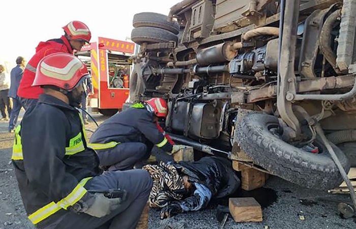 تصادف وحشتناک کامیون با مینی بوس + جزییات