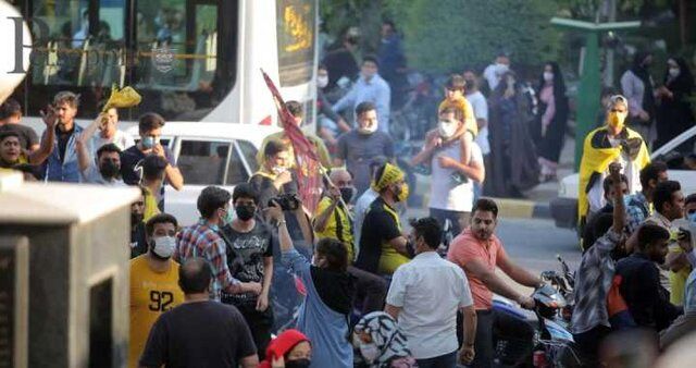 هواداران سپاهان مانع حرکت اتوبوس پرسپولیس شدند!