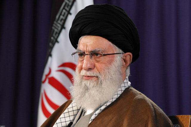 نام نویسی آیت الله خامنه‌ای برای حضور در انتخابات ١٣۶۰ +عکس