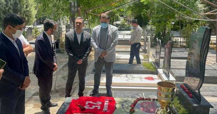 تقدیم  جام قهرمانی پرسپولیس به مرحوم میناوند / عکس